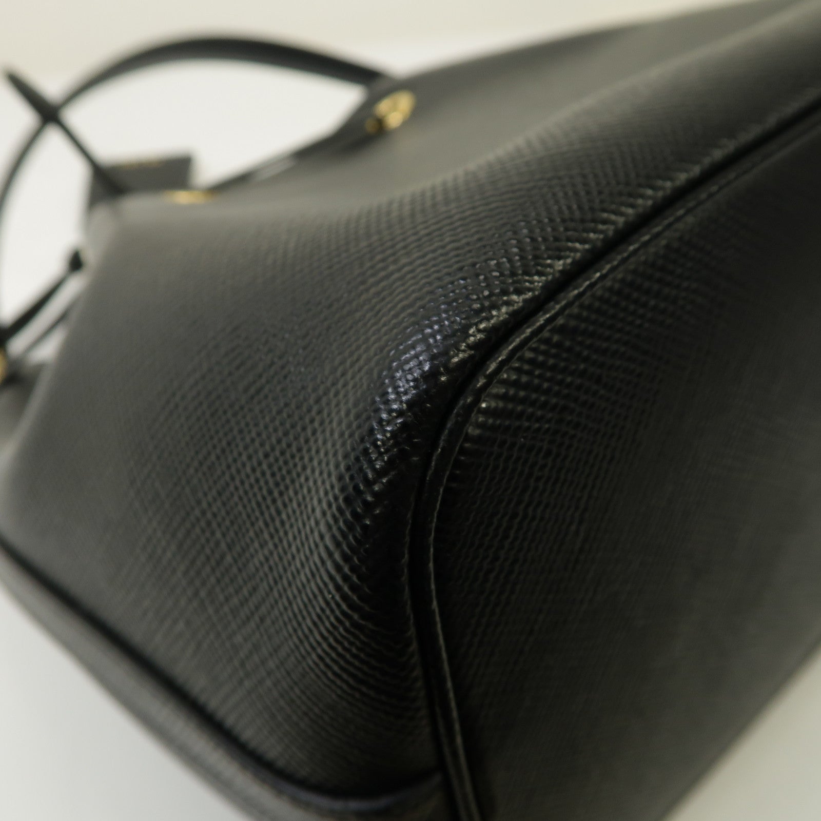 PRADA Saffiano皮革Bucket Bag金扣手挽肩背兩用袋黑色