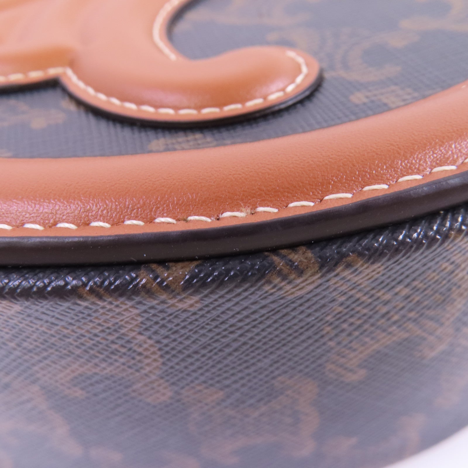 CELINE Triomphe帆布Triomphe Oval Shoulder Bag金扣肩背袋