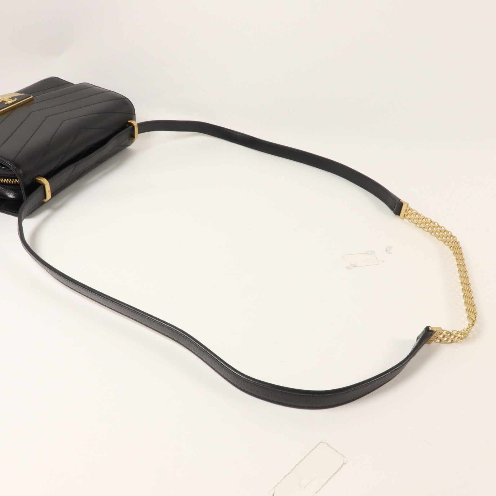 CHANEL 牛皮皮革Chevron Medal Flap鏈帶肩背袋