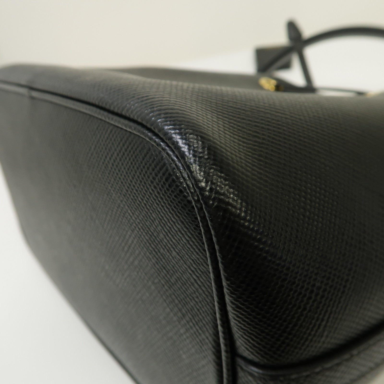 PRADA Saffiano皮革Bucket Bag金扣手挽肩背兩用袋黑色
