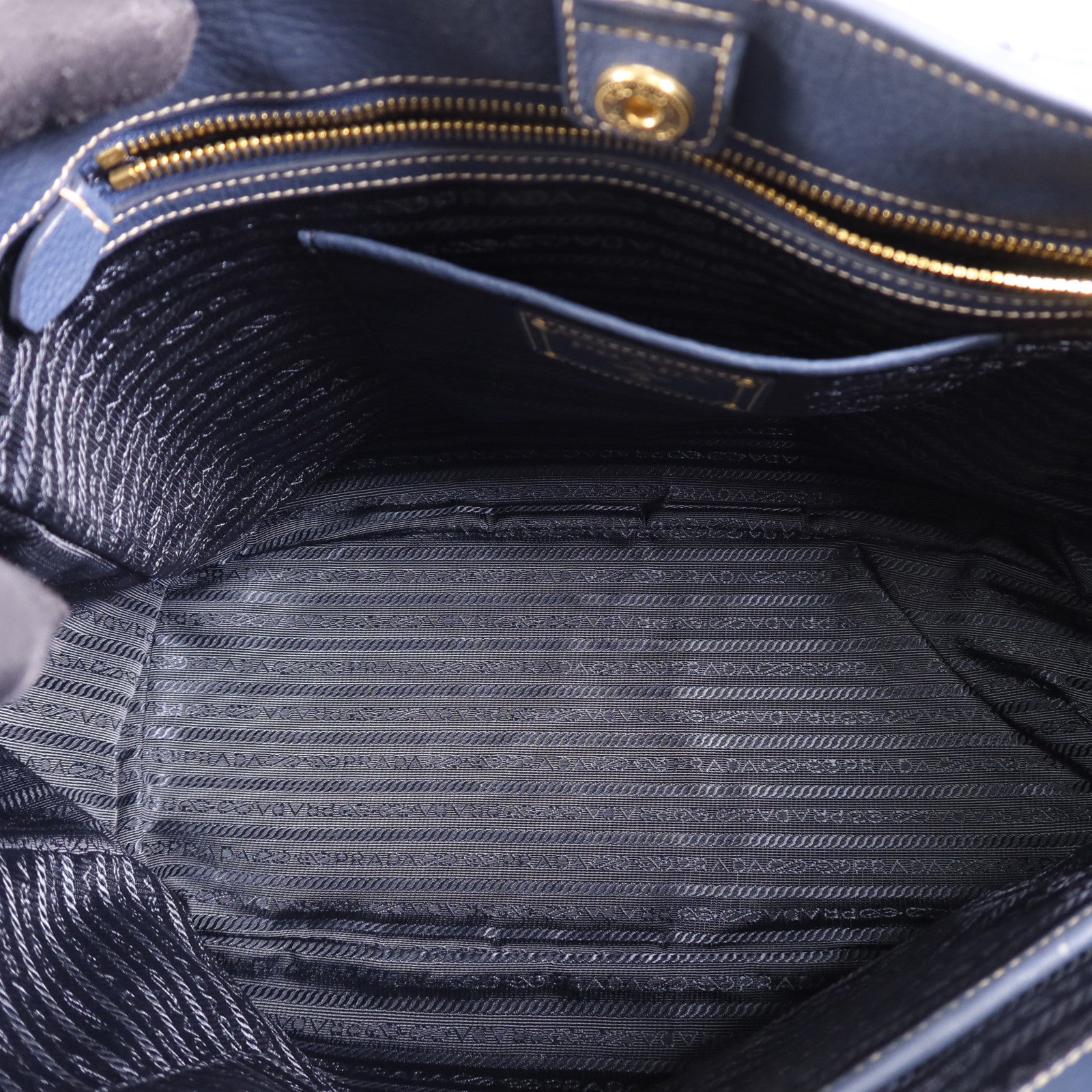 PRADA 牛皮皮革Shoulder Bag金扣肩背袋