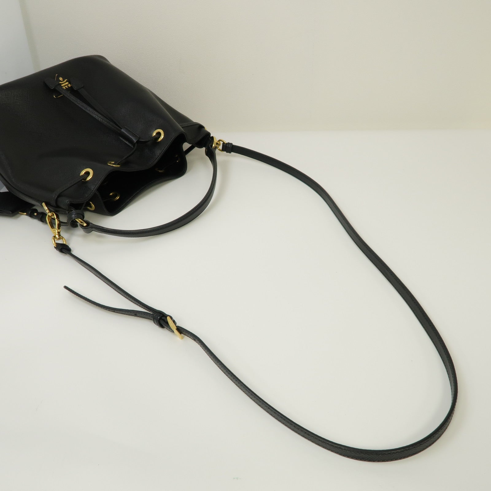 PRADA Saffiano皮革Bucket Bag金扣手挽肩背兩用袋黑色
