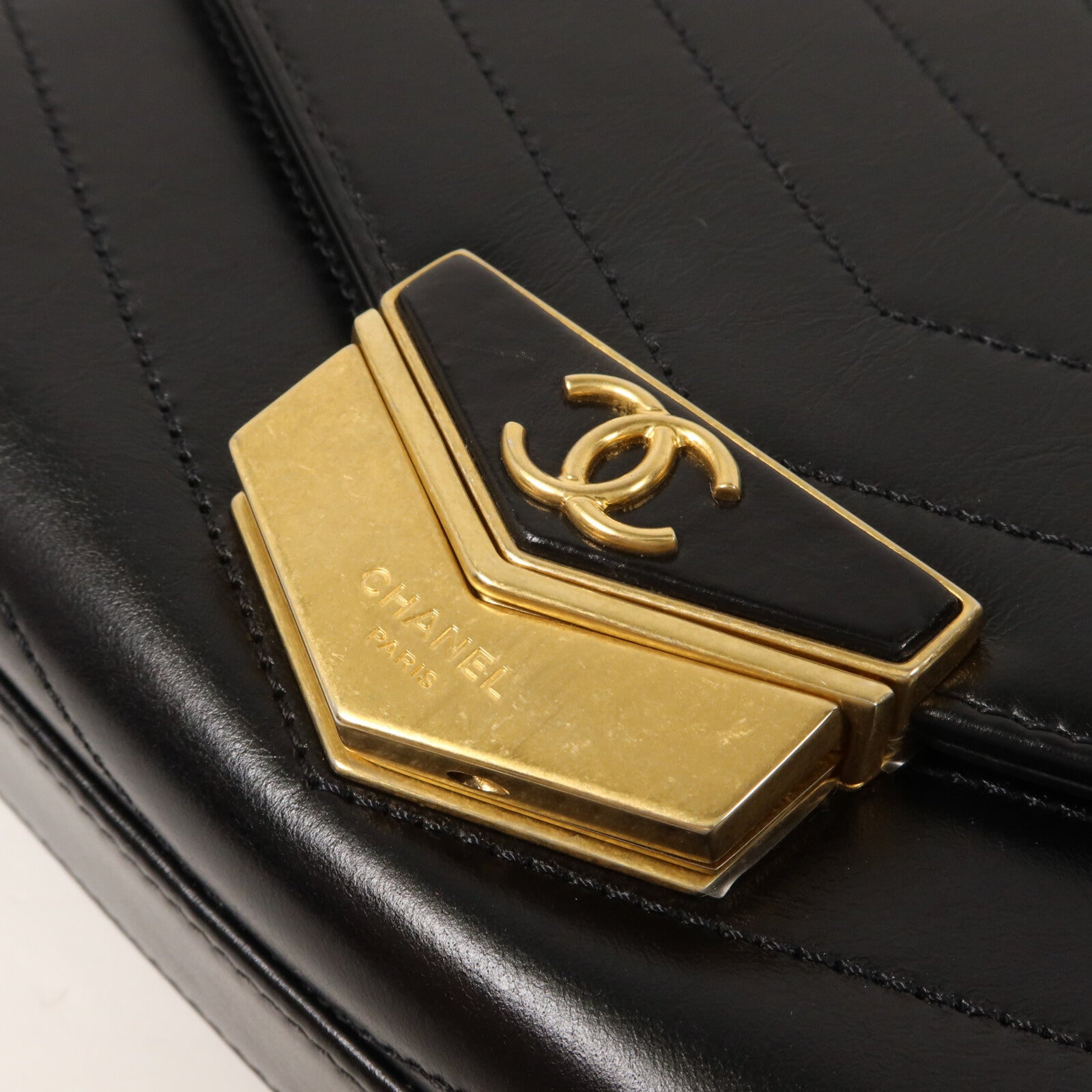 CHANEL 牛皮皮革Chevron Medal Flap鏈帶肩背袋