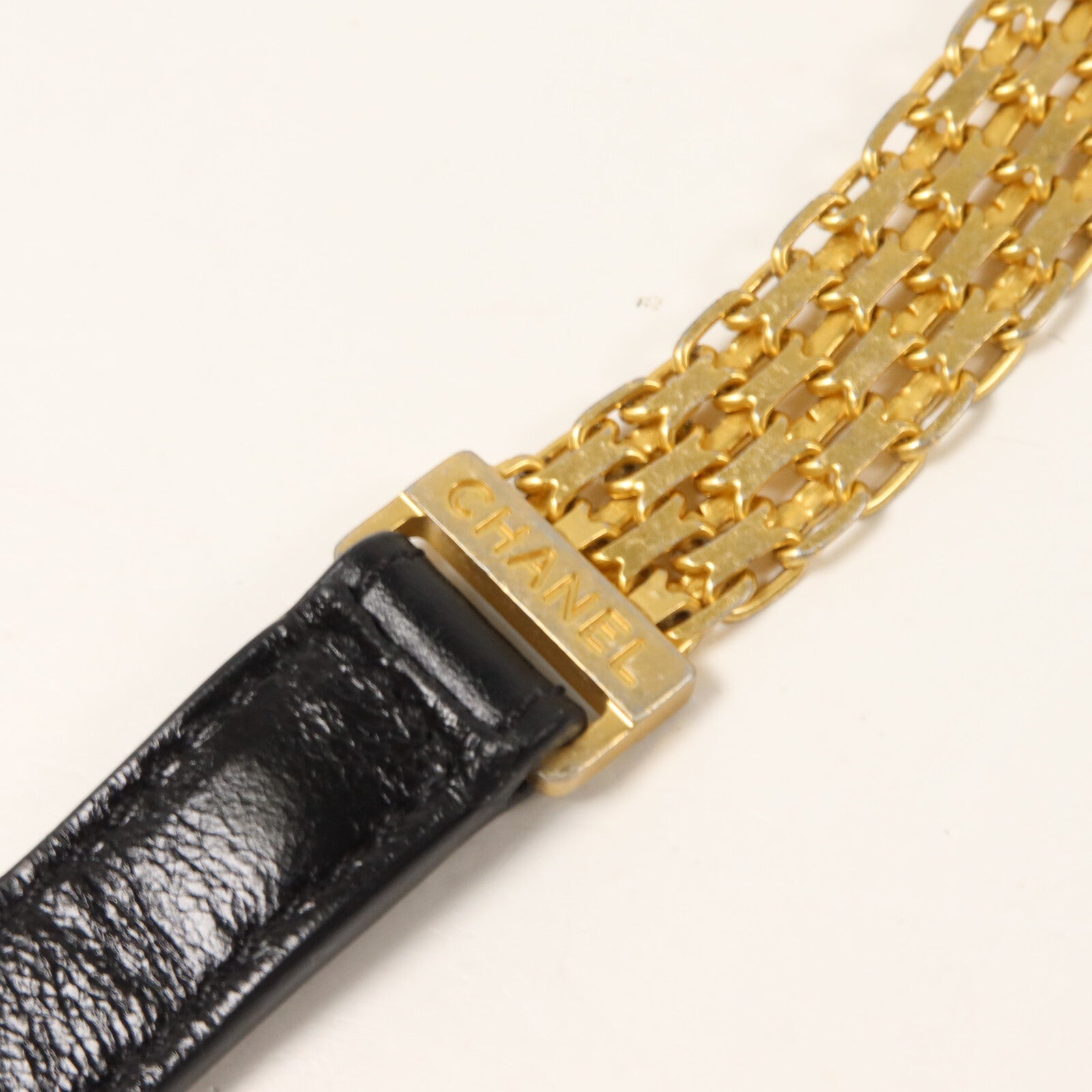 CHANEL 牛皮皮革Chevron Medal Flap鏈帶肩背袋