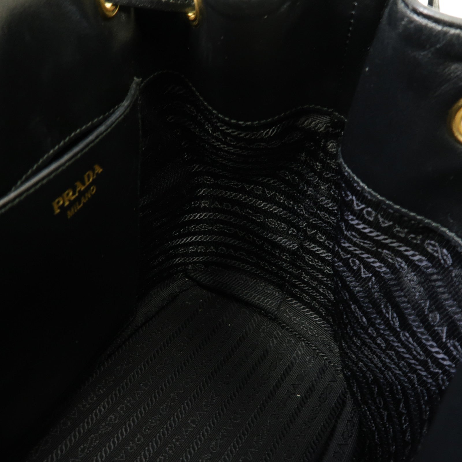 PRADA Saffiano皮革Bucket Bag金扣手挽肩背兩用袋黑色