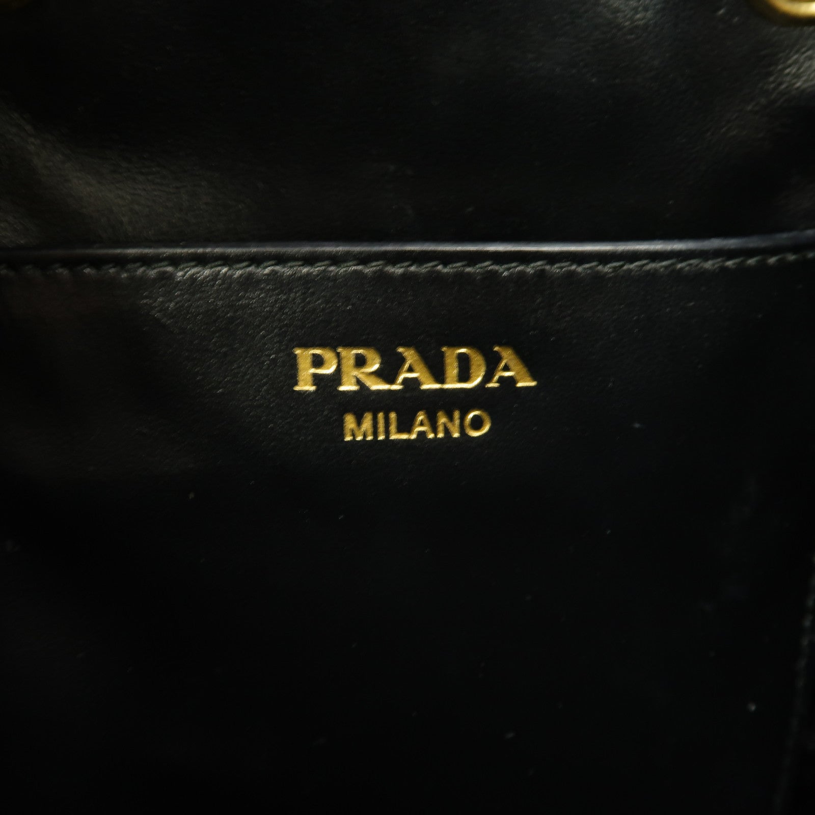 PRADA Saffiano皮革Bucket Bag金扣手挽肩背兩用袋黑色