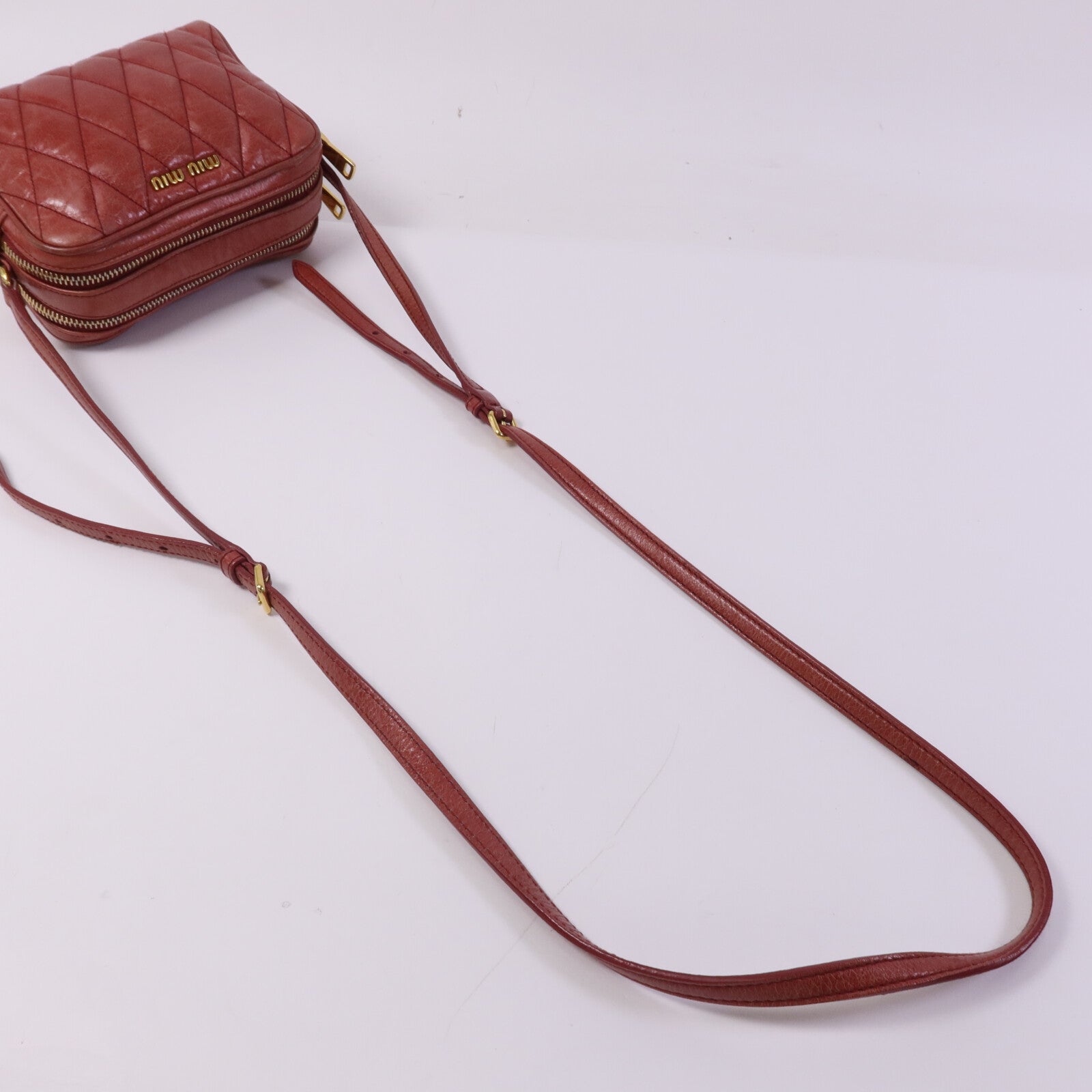 Miu Miu 牛皮皮革Camera Bag金扣肩背袋