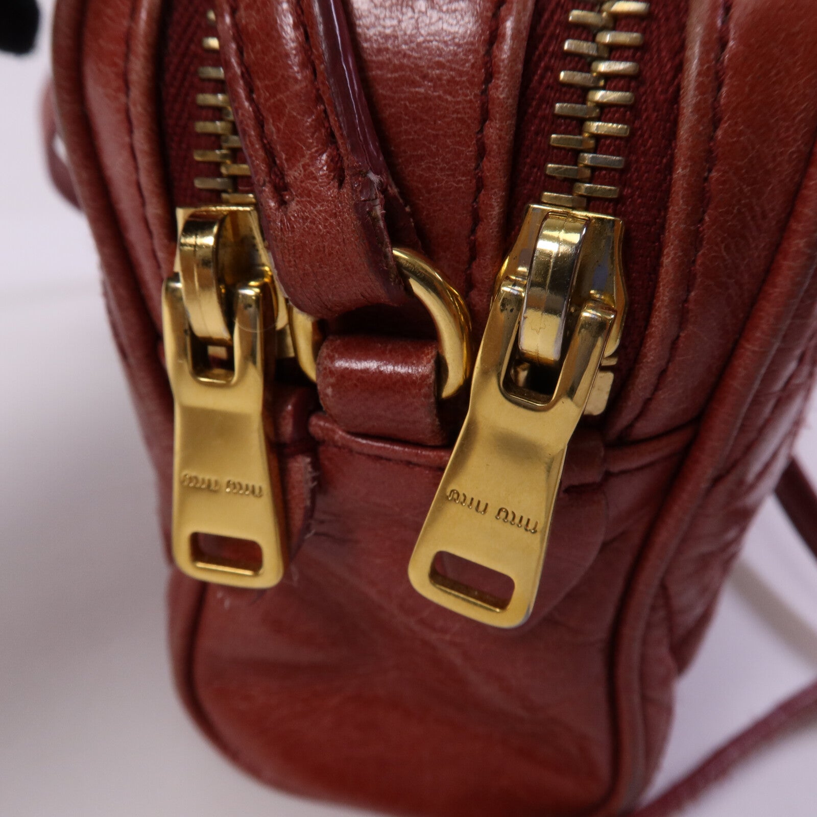 Miu Miu 牛皮皮革Camera Bag金扣肩背袋
