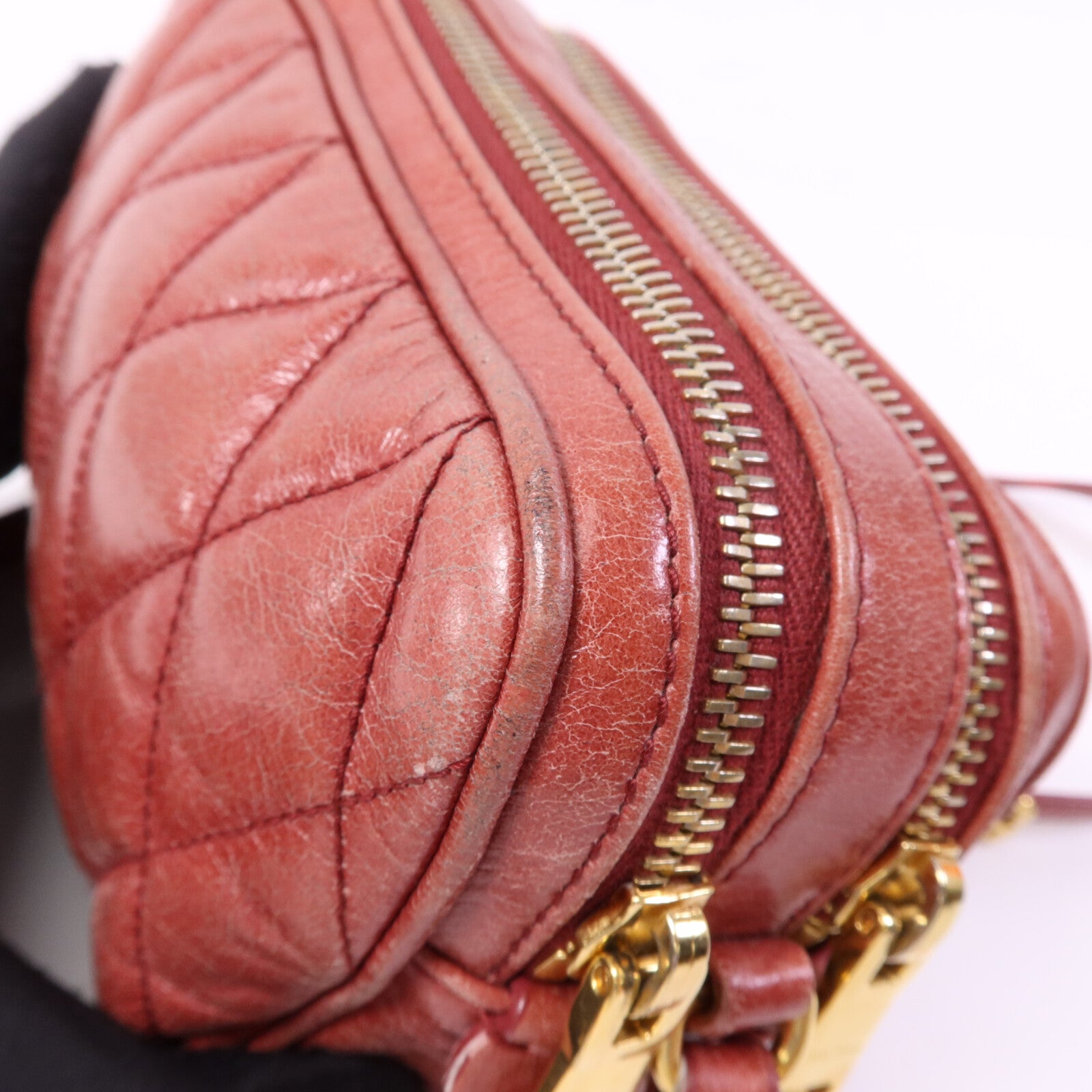 Miu Miu 牛皮皮革Camera Bag金扣肩背袋