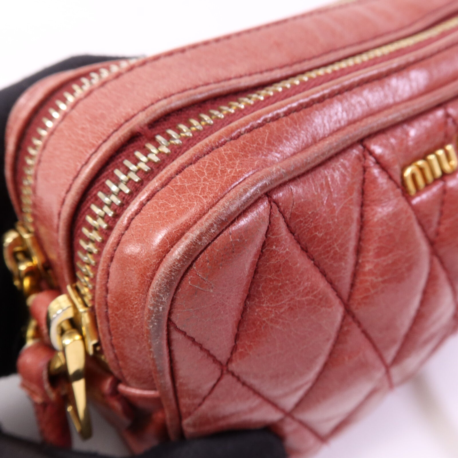 Miu Miu 牛皮皮革Camera Bag金扣肩背袋
