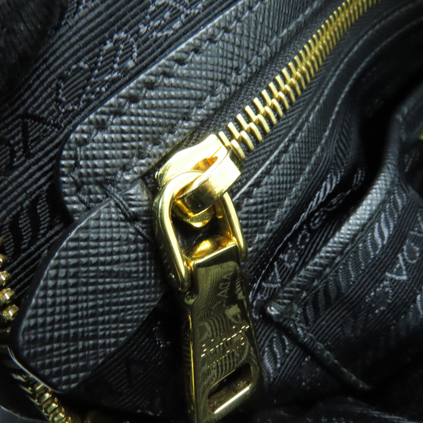 PRADA 【激減優惠】尼龍/Saffiano皮革Shoulder Bag金扣肩背袋黑色