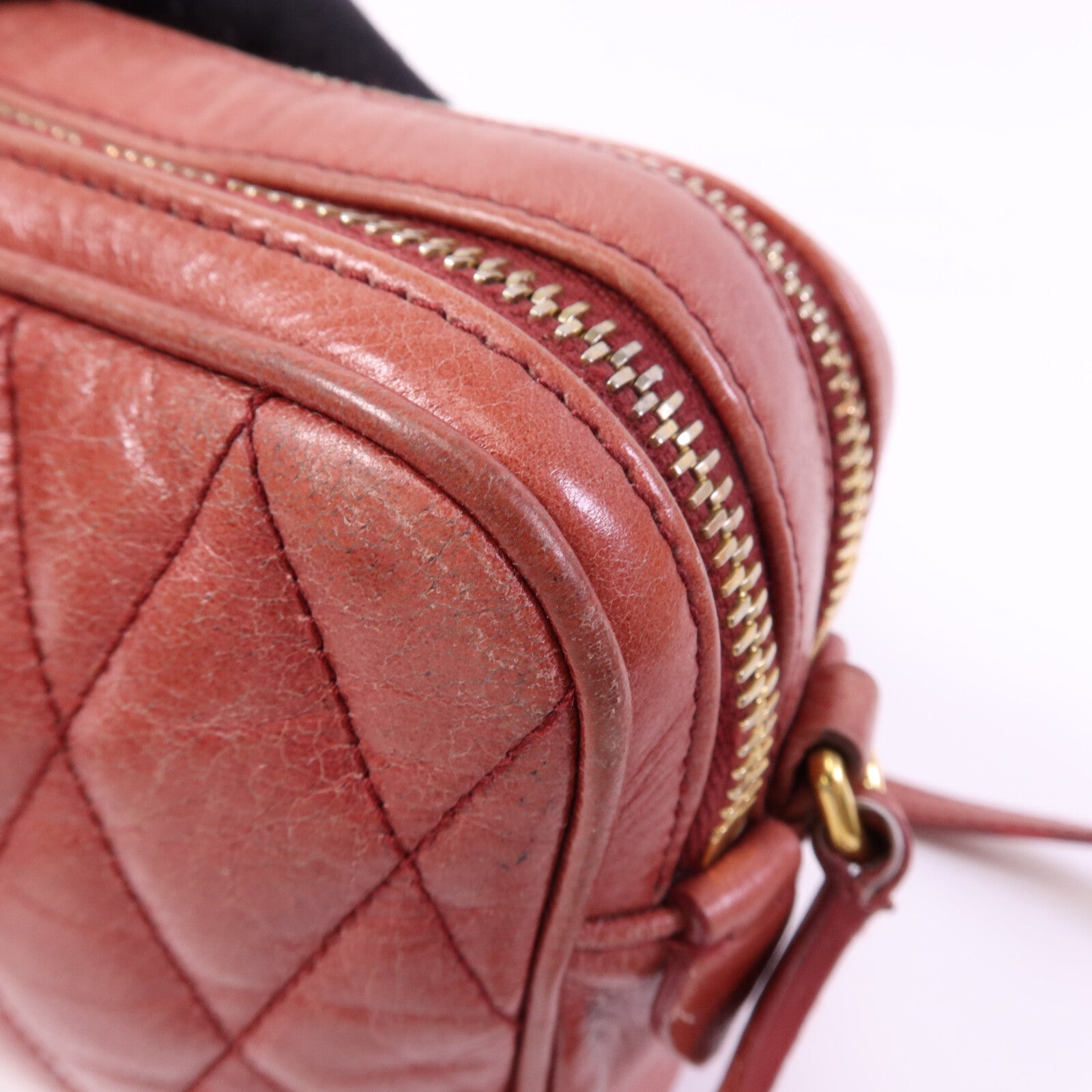 Miu Miu 牛皮皮革Camera Bag金扣肩背袋