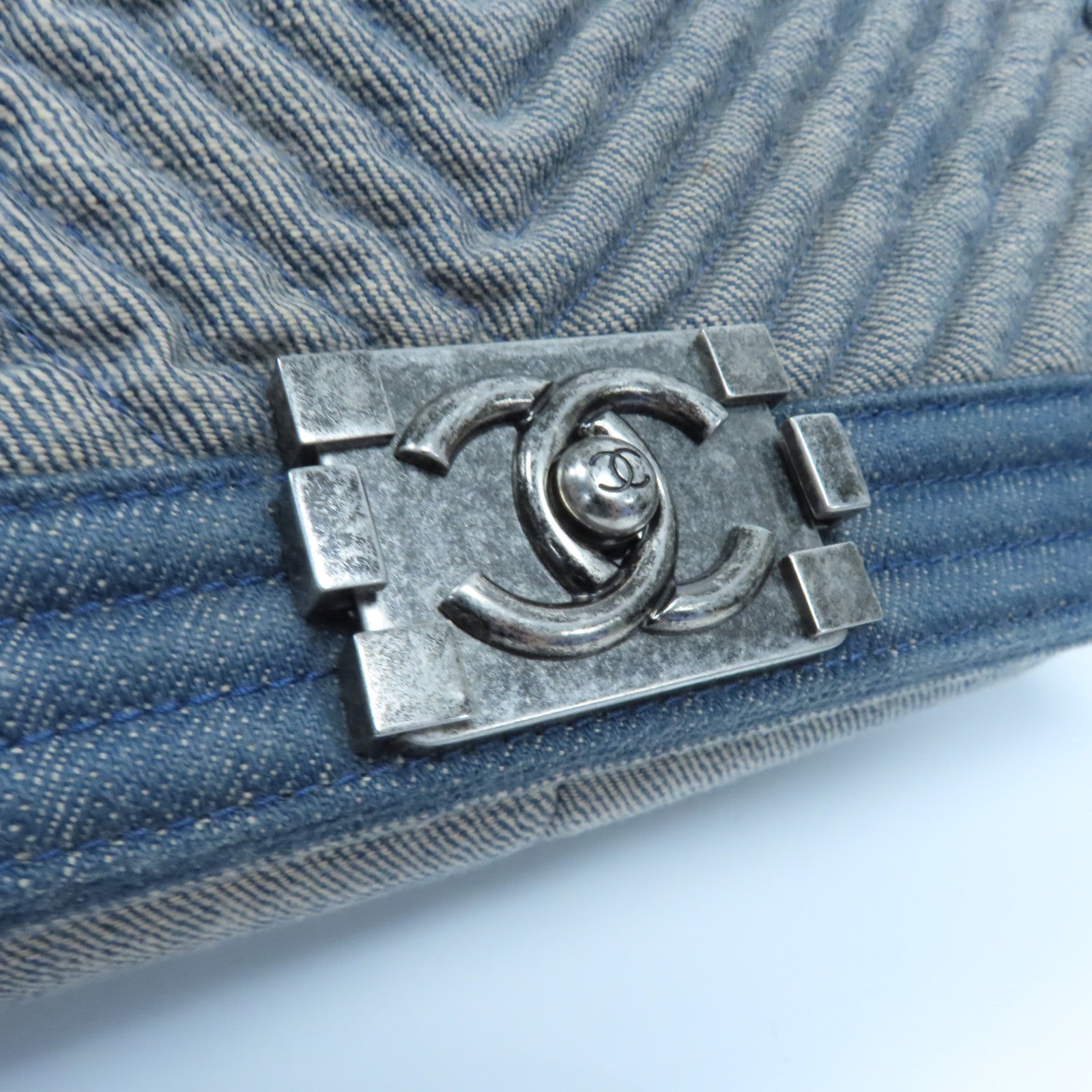 CHANEL 【激減優惠】斜紋牛仔布Chevron Boy 25銀扣鏈帶肩背袋藍色
