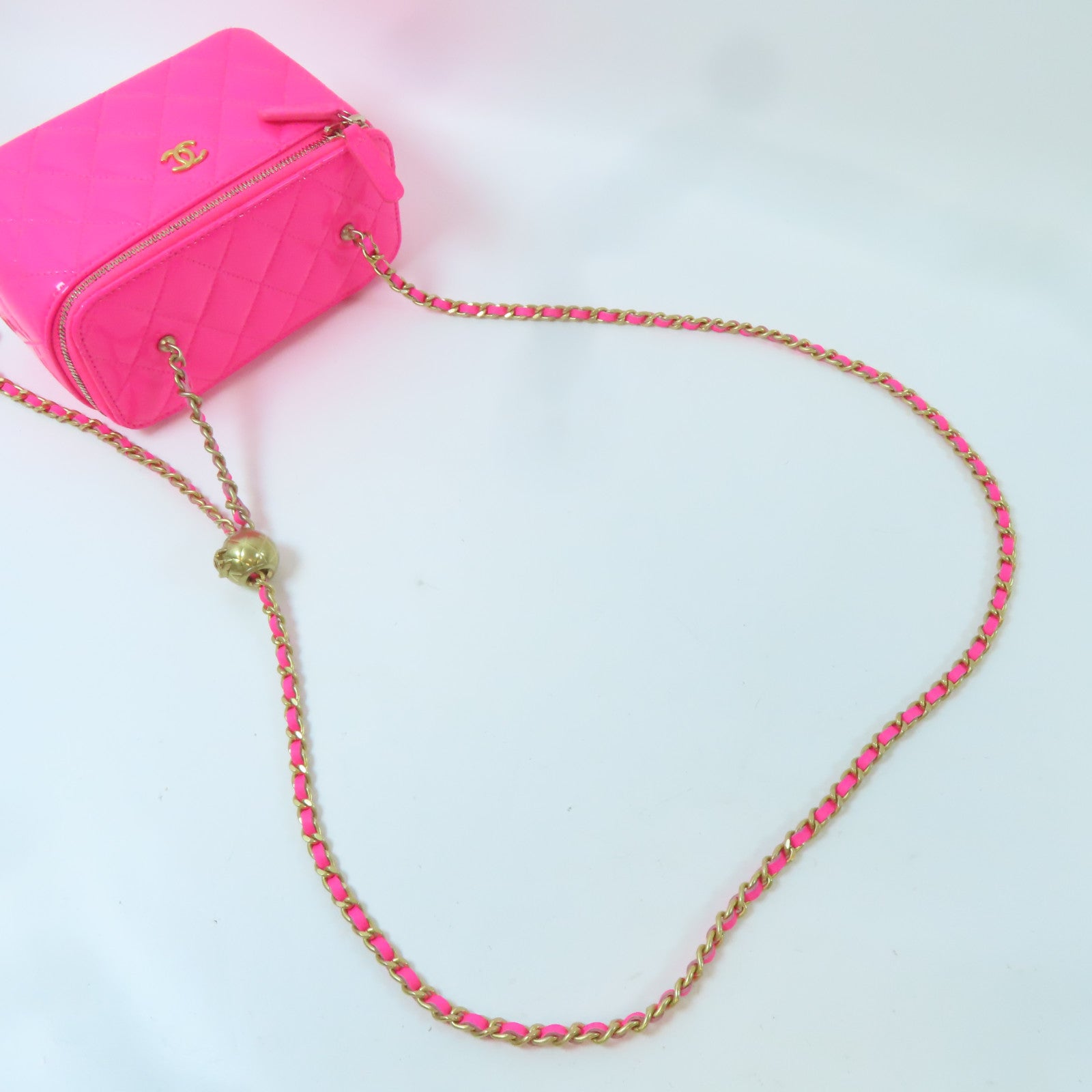 CHANEL 菱格漆皮皮革Vanity Case With Gold Ball金扣鏈帶肩背袋粉色