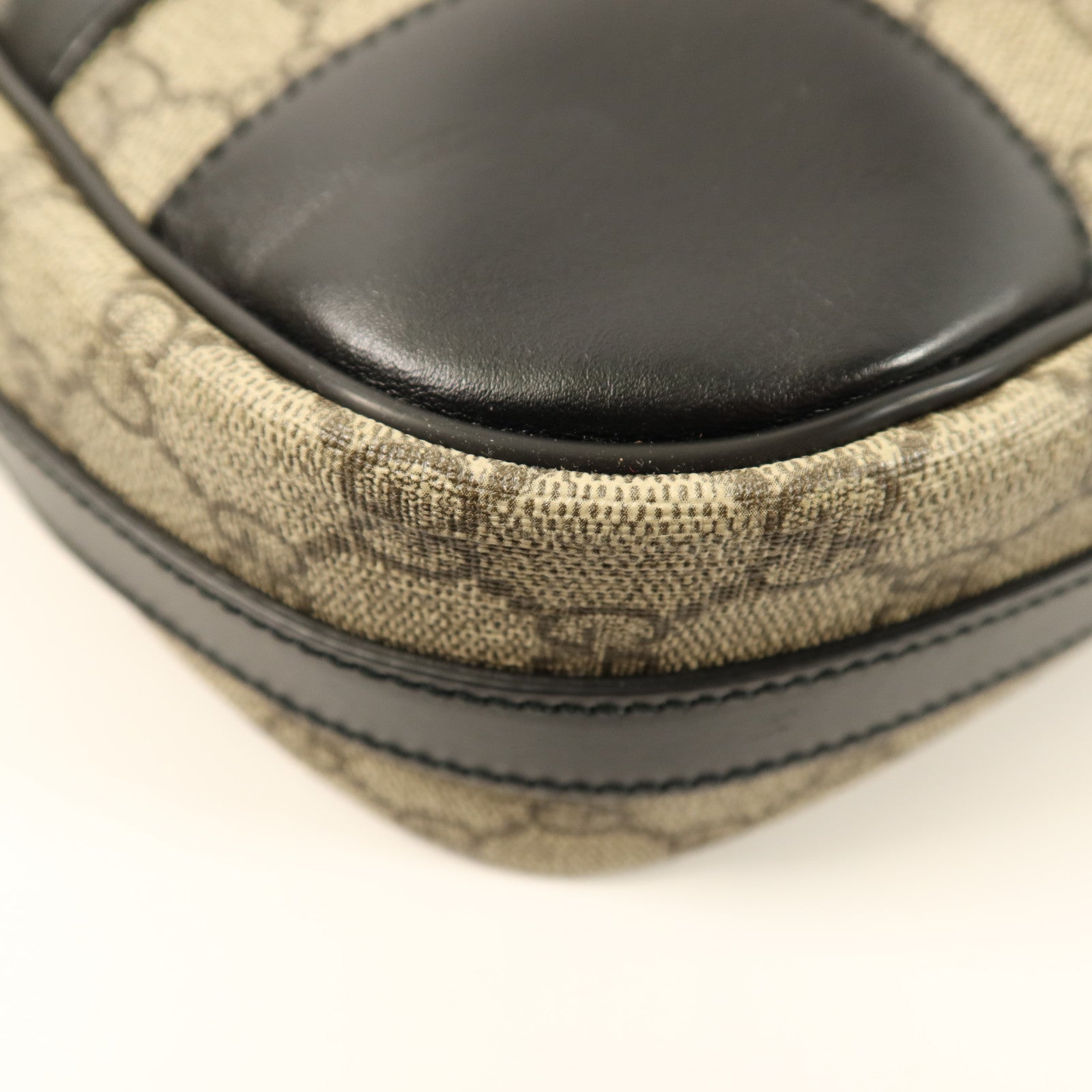 GUCCI 塗層帆布Messenger Bag銀扣肩背袋