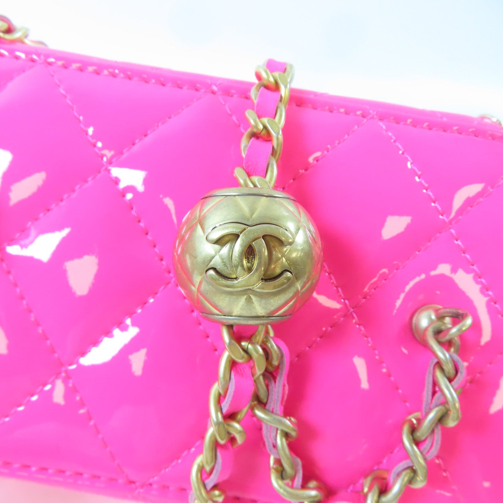 CHANEL 菱格漆皮皮革Vanity Case With Gold Ball金扣鏈帶肩背袋粉色