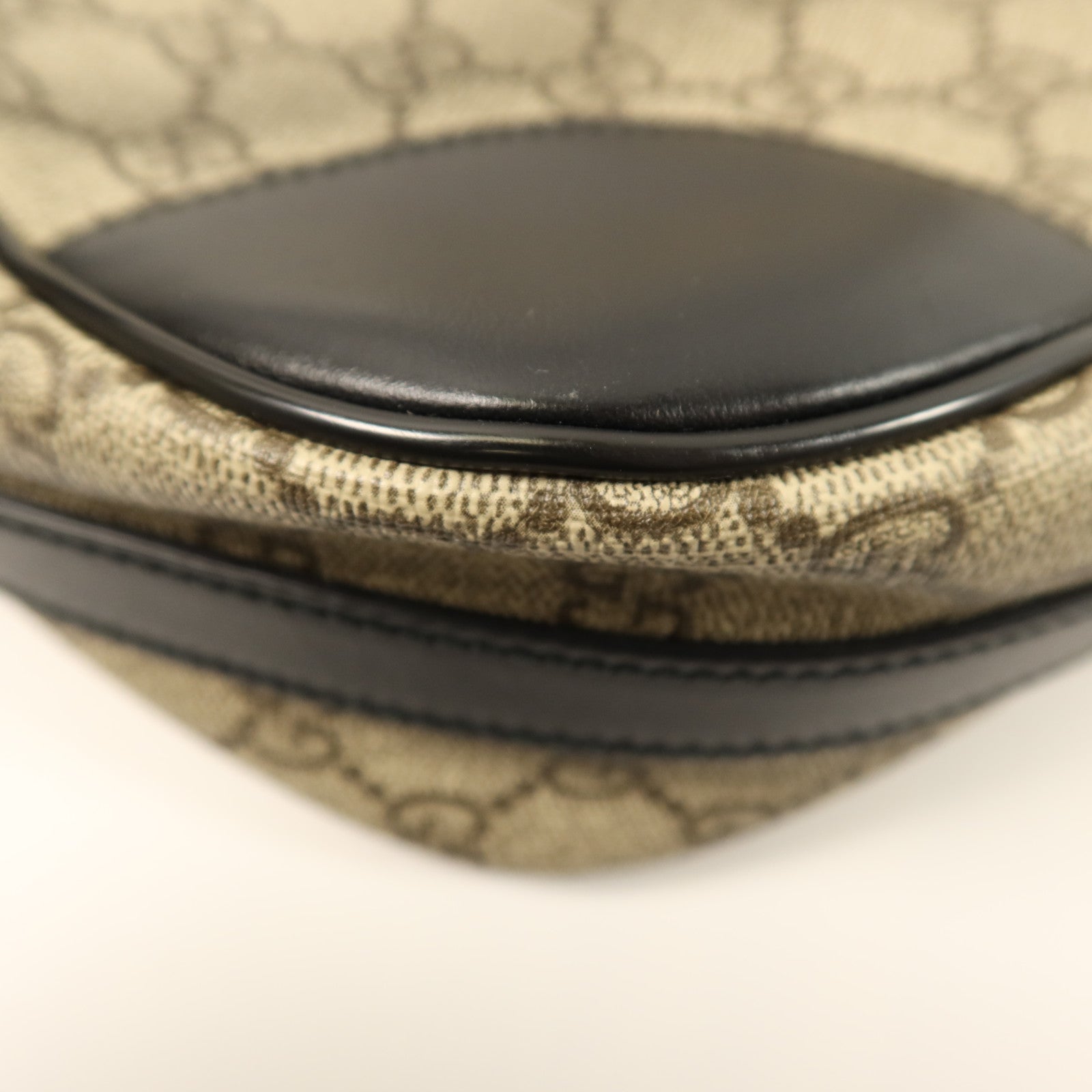 GUCCI 塗層帆布Messenger Bag銀扣肩背袋