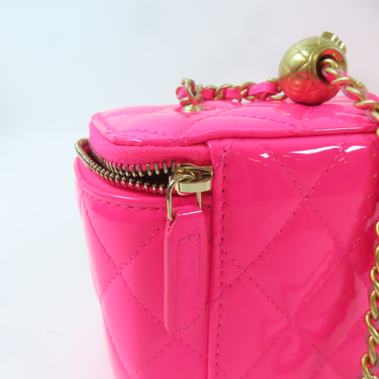 CHANEL 菱格漆皮皮革Vanity Case With Gold Ball金扣鏈帶肩背袋粉色