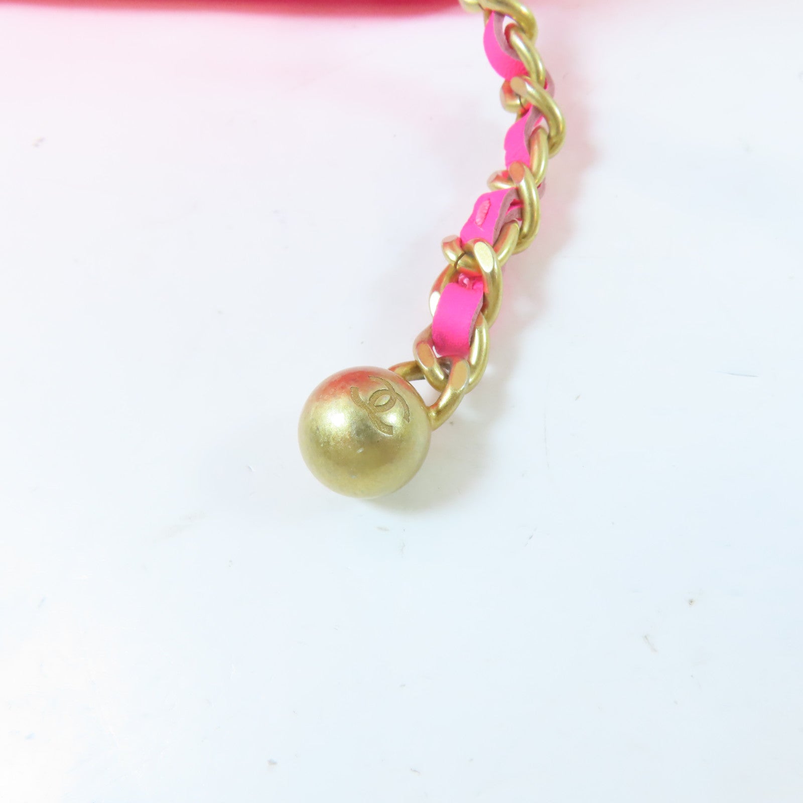CHANEL 菱格漆皮皮革Vanity Case With Gold Ball金扣鏈帶肩背袋粉色