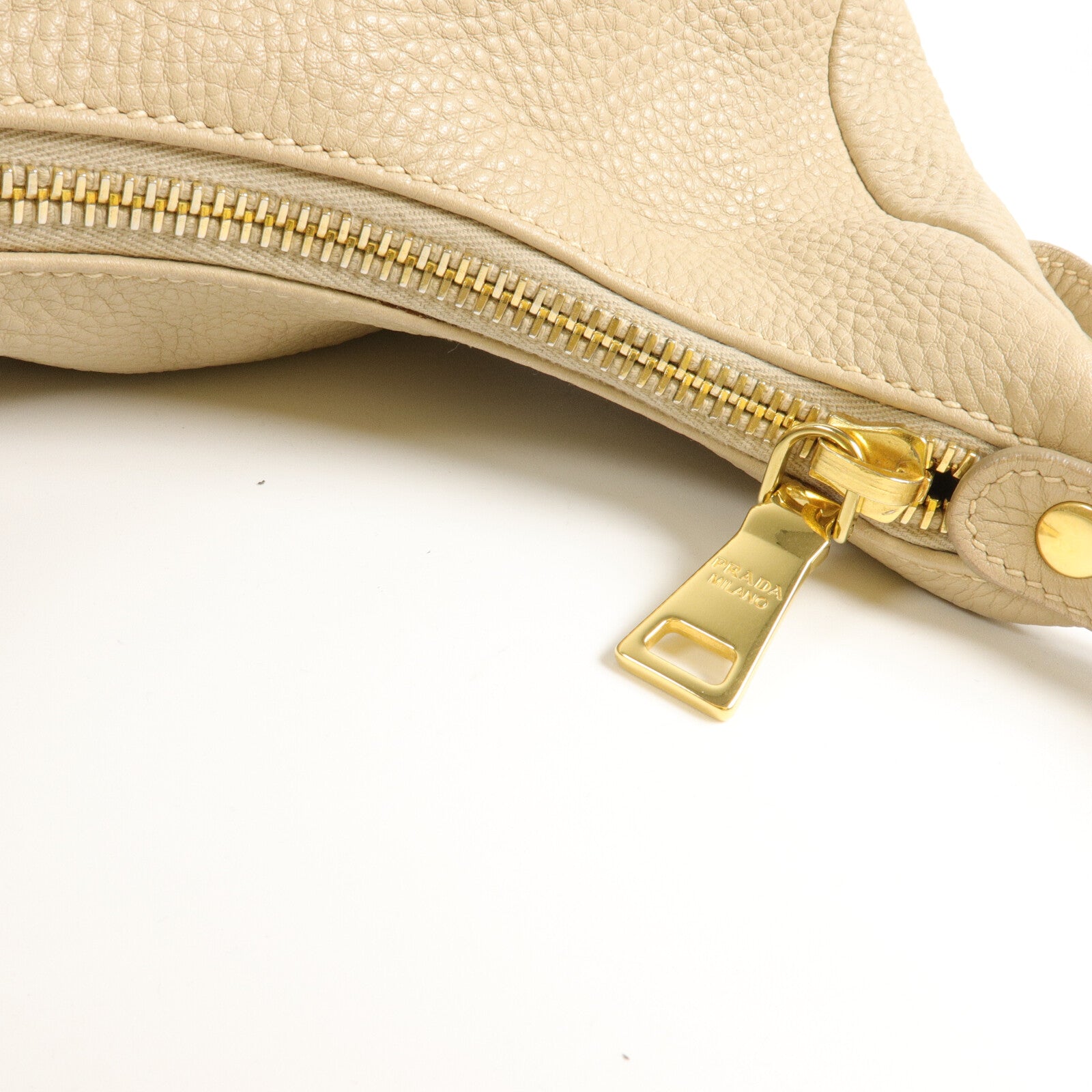 PRADA 牛皮皮革Vitello Daino Hobo Bag肩背袋