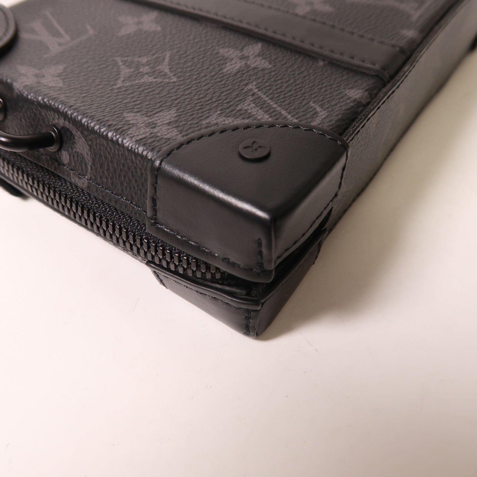 LOUIS VUITTON Monogram Eclipse Soft Trunk Wallet肩背袋