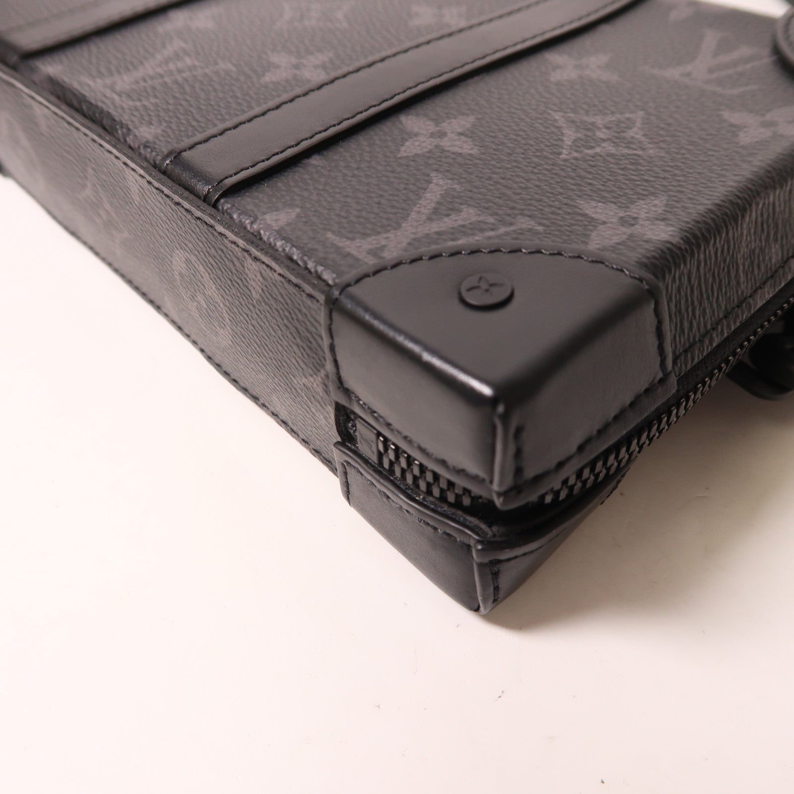 LOUIS VUITTON Monogram Eclipse Soft Trunk Wallet肩背袋