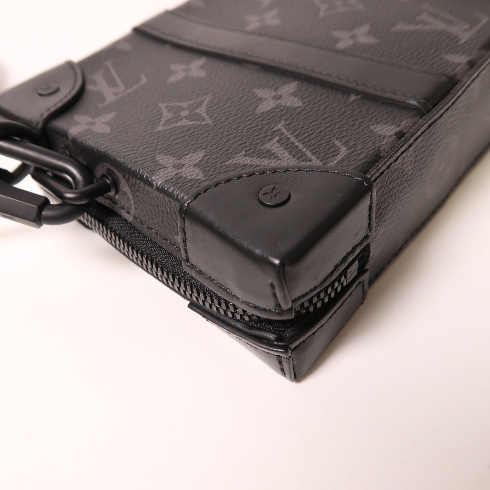 LOUIS VUITTON Monogram Eclipse Soft Trunk Wallet肩背袋