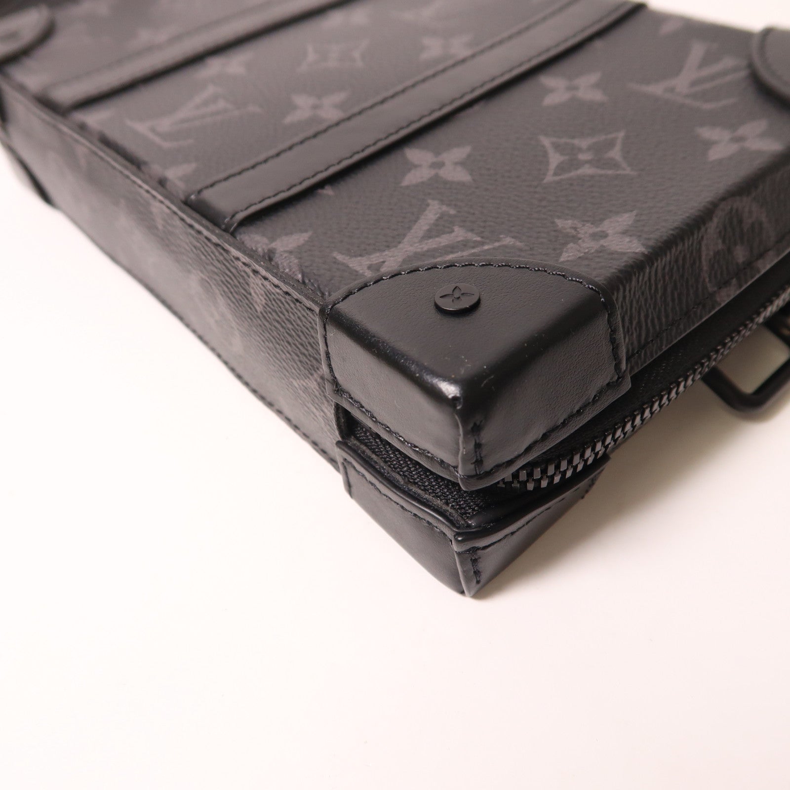 LOUIS VUITTON Monogram Eclipse Soft Trunk Wallet肩背袋