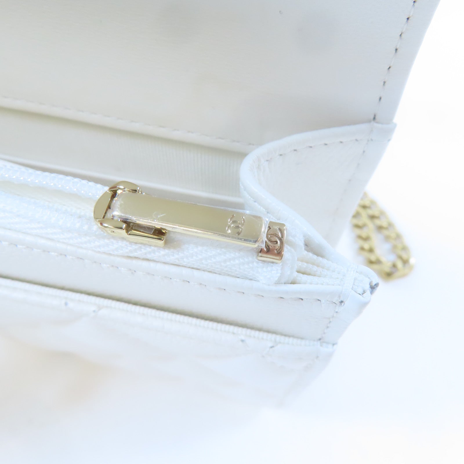 CHANEL 【激減優惠】菱格牛皮皮革WOC Wallet On Chain金扣鏈帶肩背袋白色