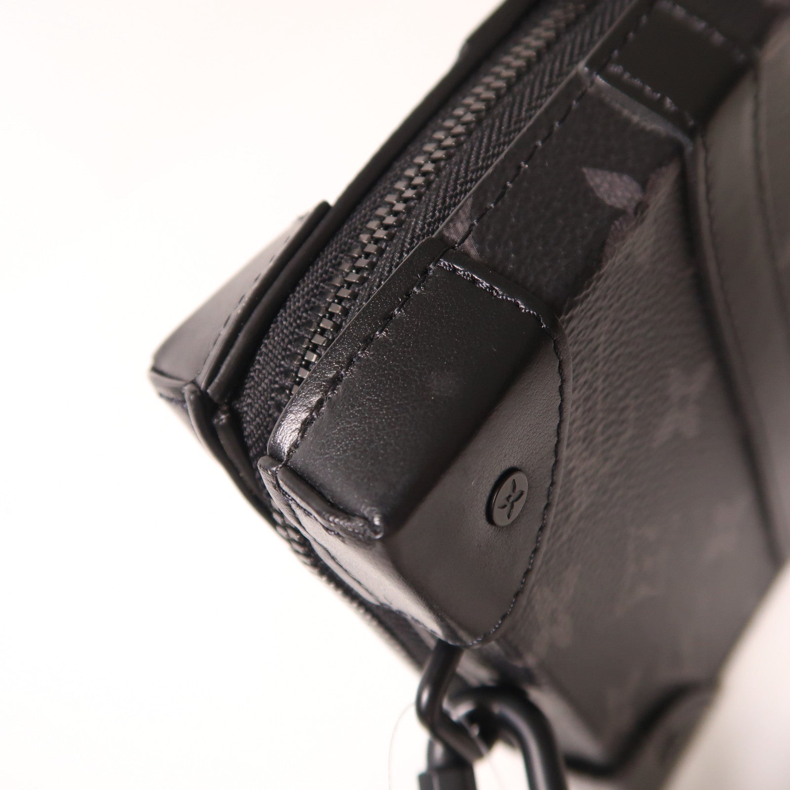 LOUIS VUITTON Monogram Eclipse Soft Trunk Wallet肩背袋