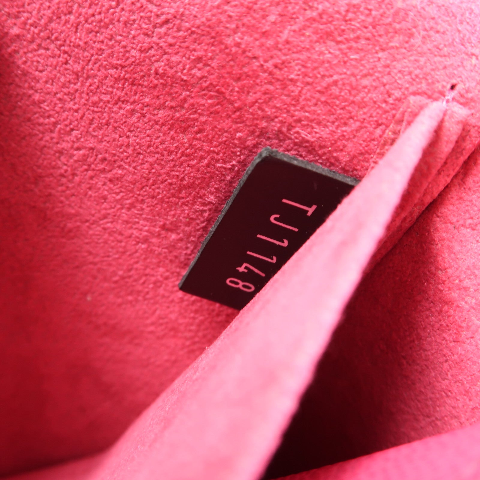 LOUIS VUITTON Epi Pochette Felissie銀扣鏈帶肩背袋