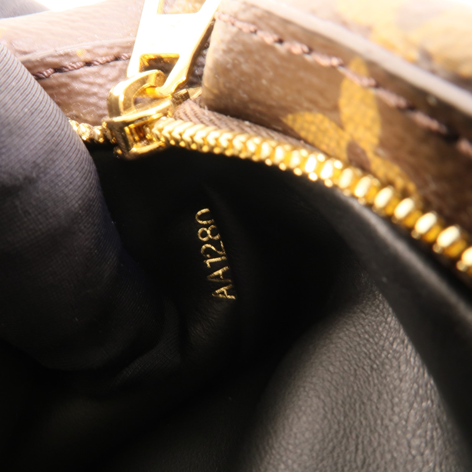 LOUIS VUITTON Mono-Reverse Pochette LV3肩背袋