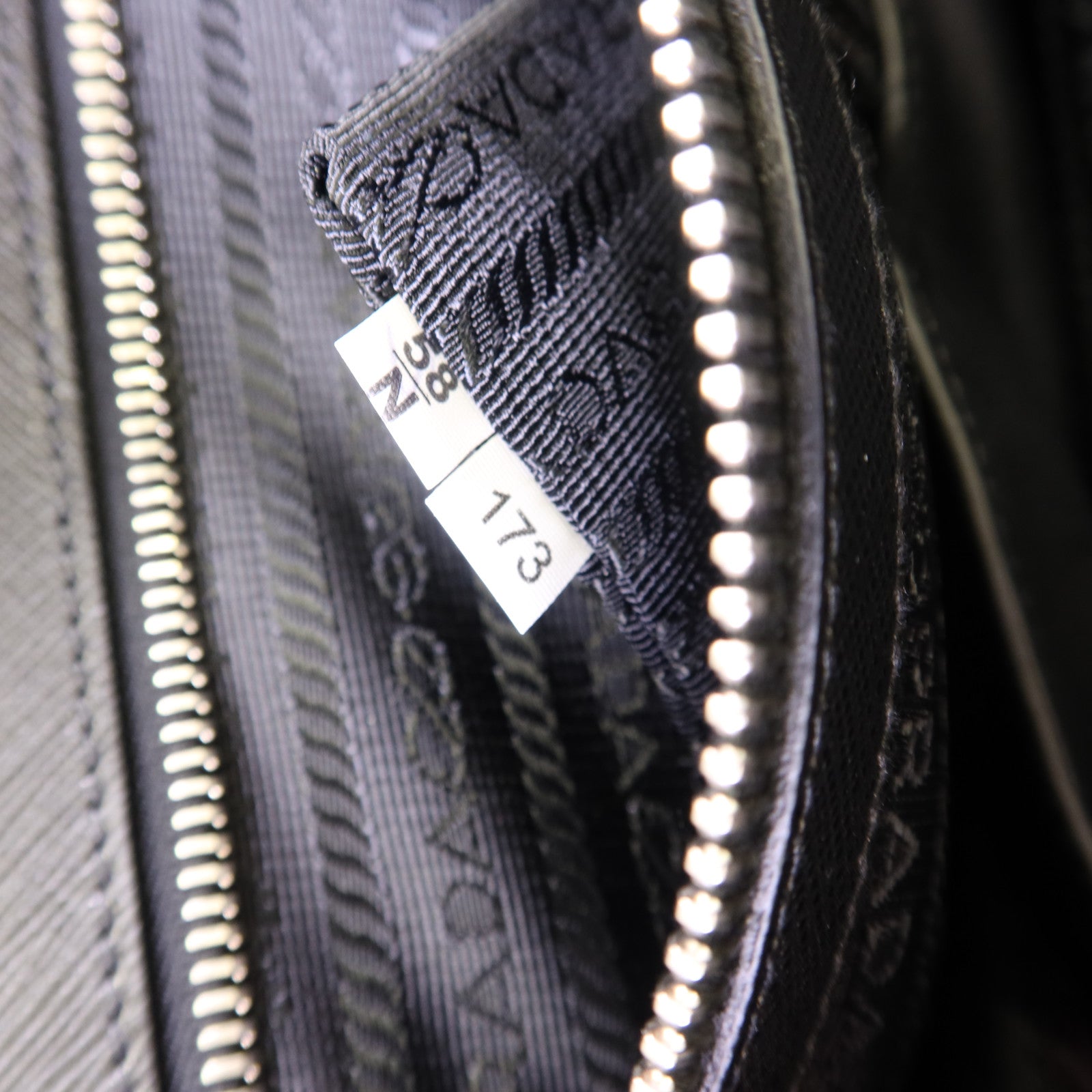 PRADA Saffiano皮革Tote Bag銀扣手挽袋