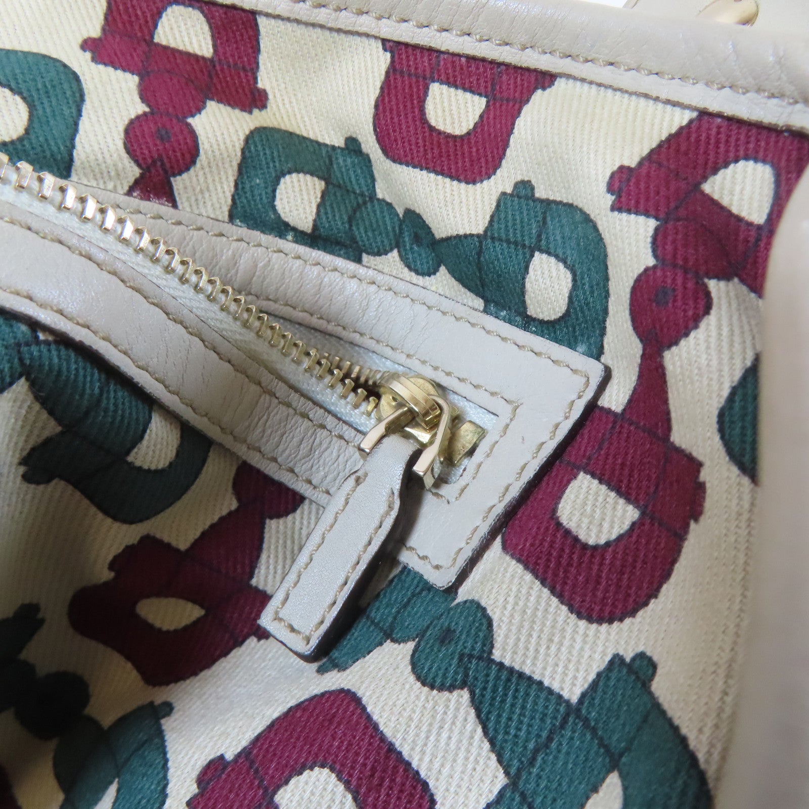 GUCCI 【清倉大減價】牛皮皮革Shoulder Bag銀扣肩背袋白色