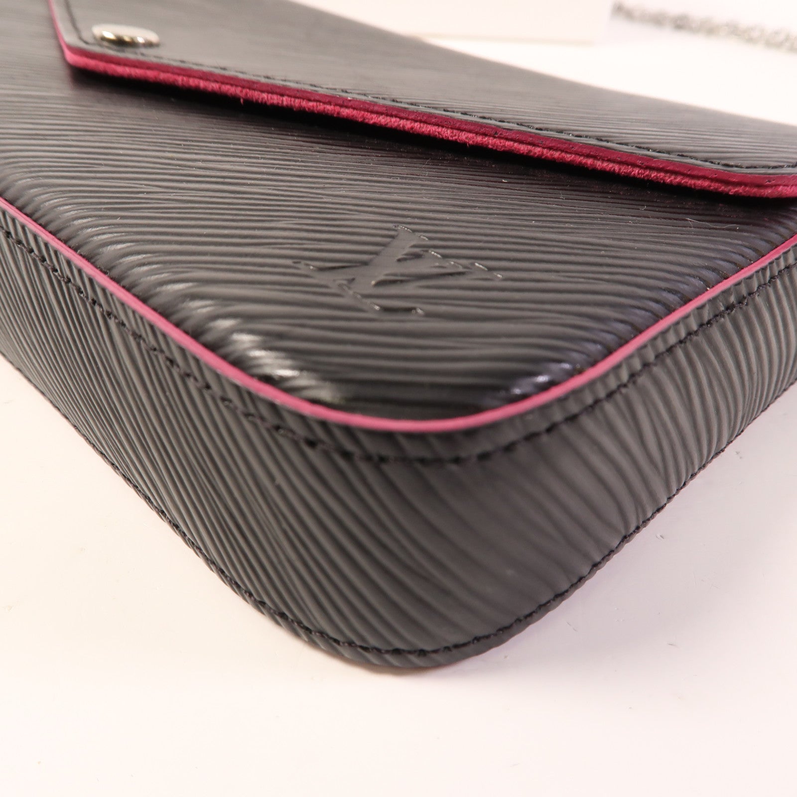 LOUIS VUITTON Epi Pochette Felissie銀扣鏈帶肩背袋