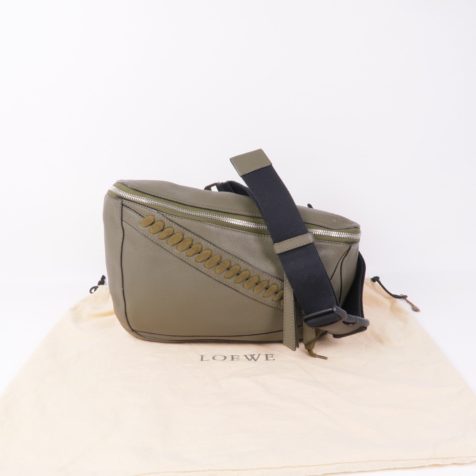 LOEWE 牛皮皮革Puzzle Sling Bag銀扣肩背袋