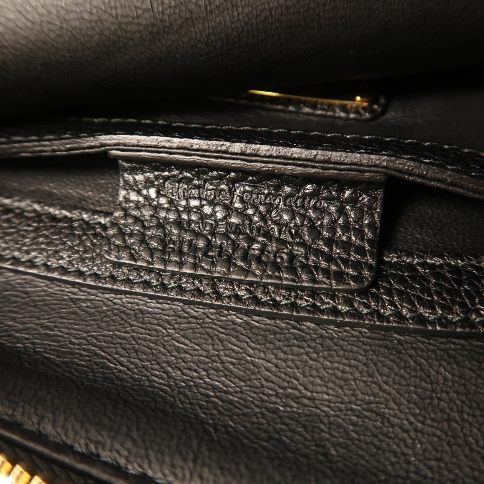 Salvatore Ferragamo 牛皮皮革Pouch金扣手拿包