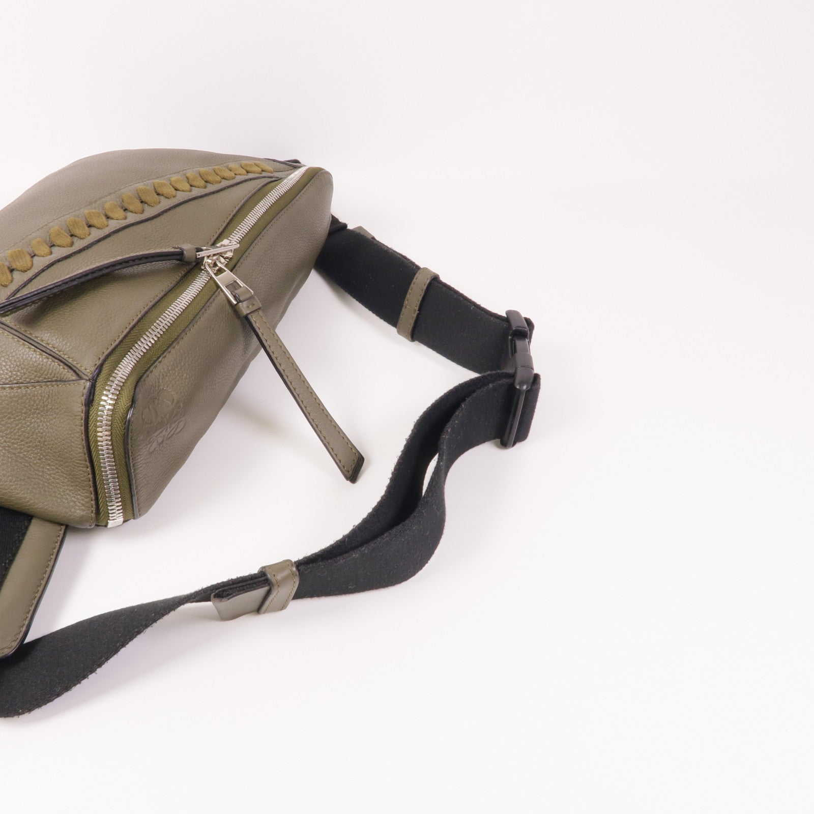 LOEWE 牛皮皮革Puzzle Sling Bag銀扣肩背袋