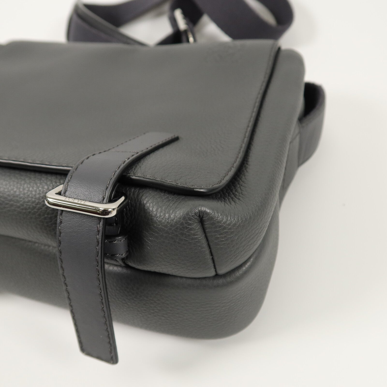 LOEWE 牛皮皮革Military Messenger XS肩背袋