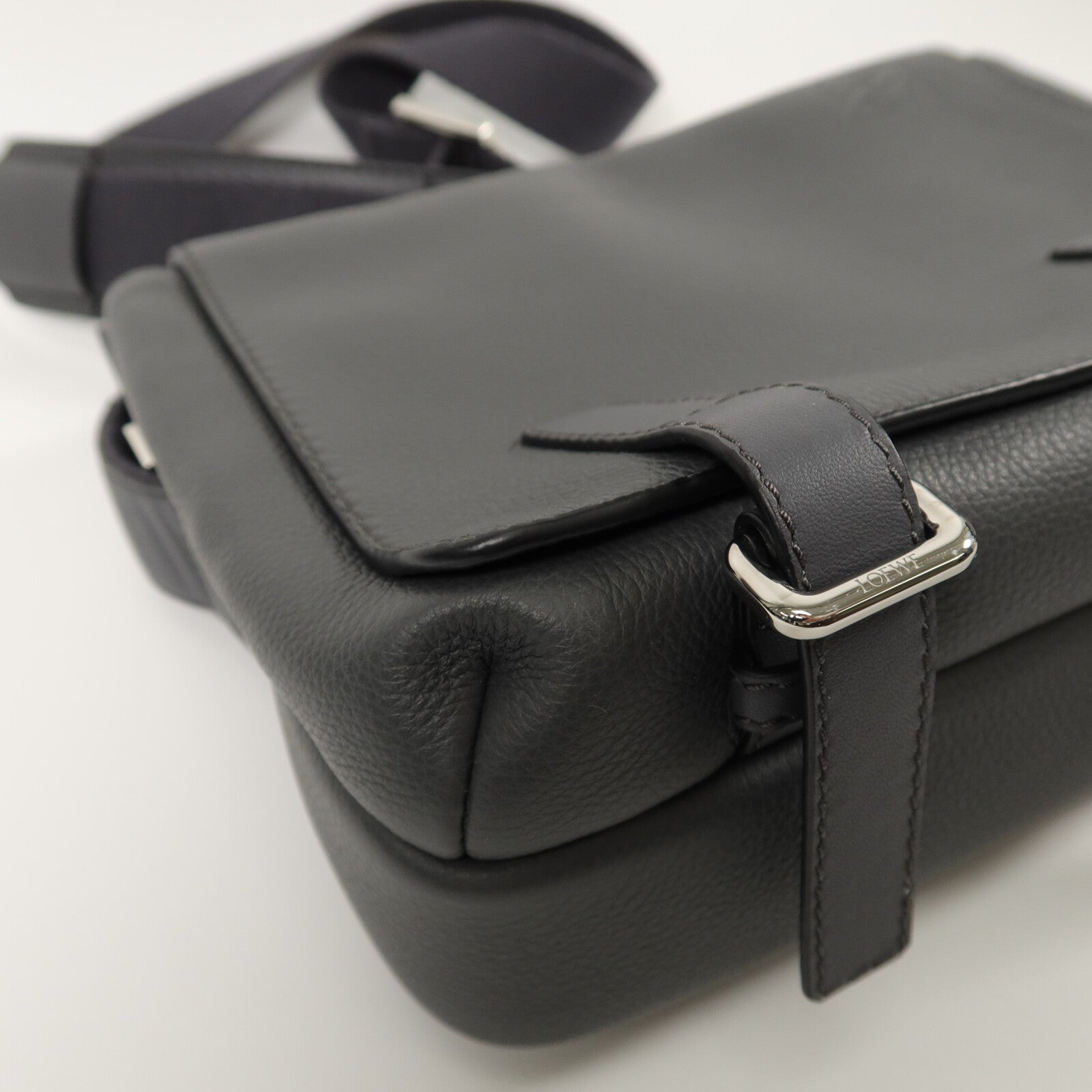 LOEWE 牛皮皮革Military Messenger XS肩背袋