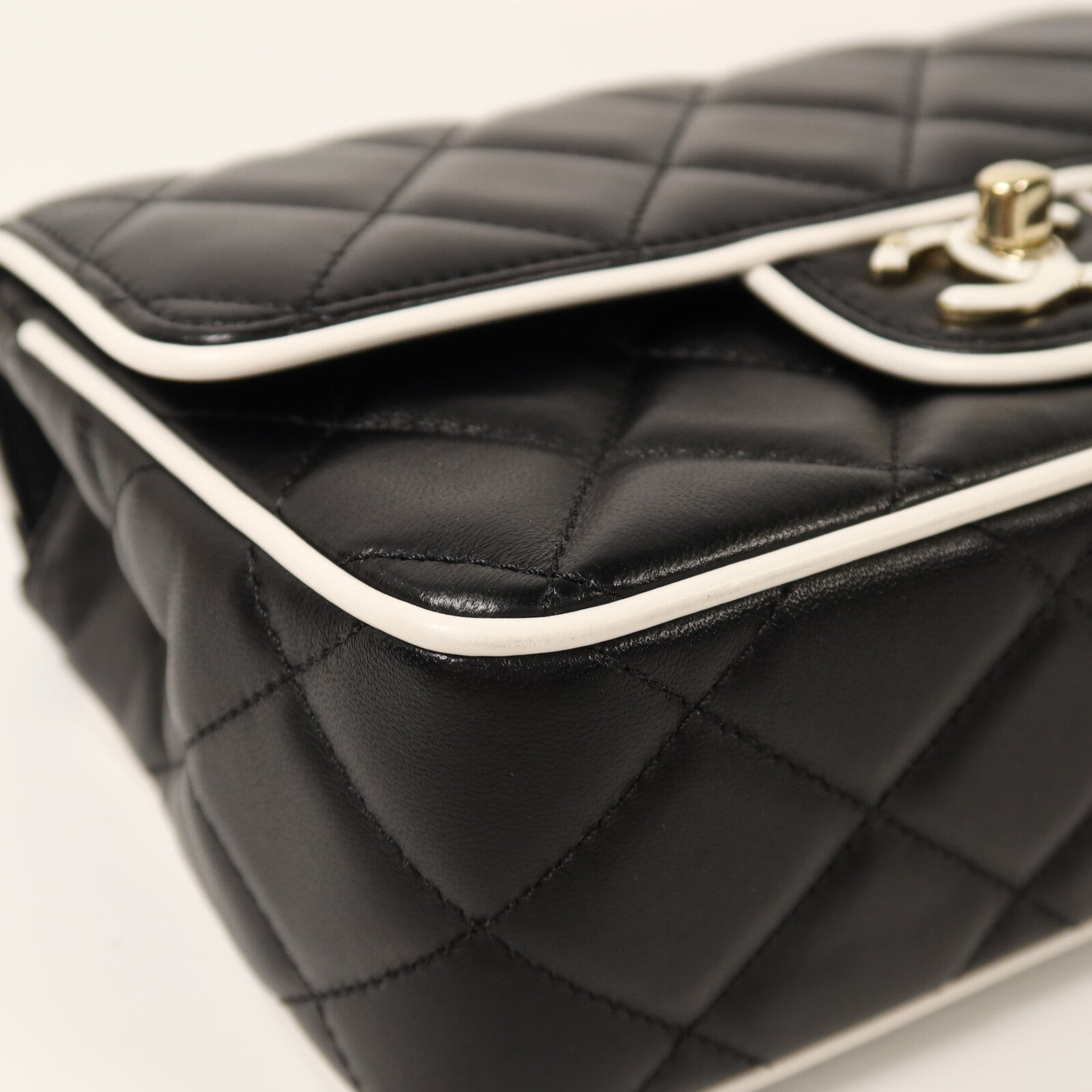CHANEL 羊皮皮革Mini Flap金扣鏈帶肩背袋