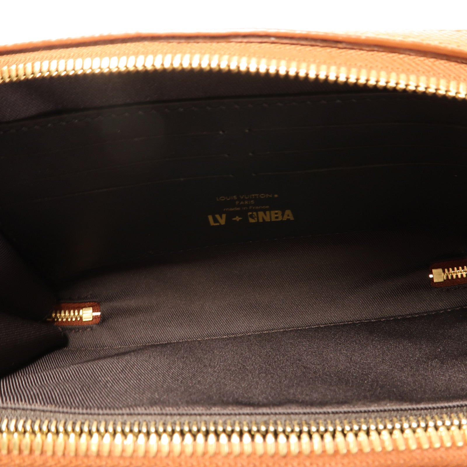 LOUIS VUITTON Monogram Taurillon LVxNBA Soft Trunk Wearable金扣肩背袋