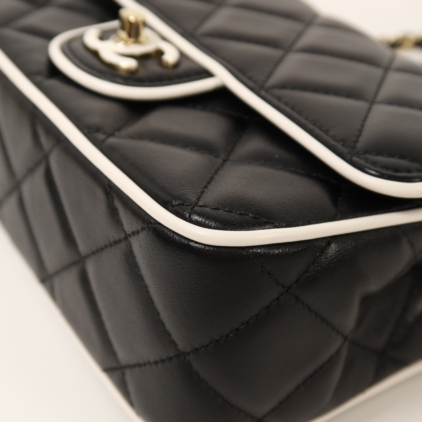 CHANEL 羊皮皮革Mini Flap金扣鏈帶肩背袋
