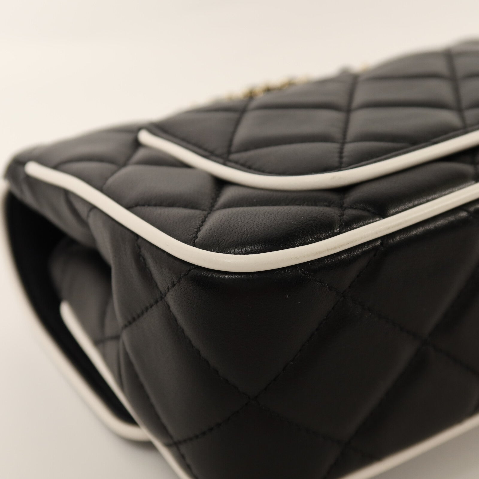 CHANEL 羊皮皮革Mini Flap金扣鏈帶肩背袋