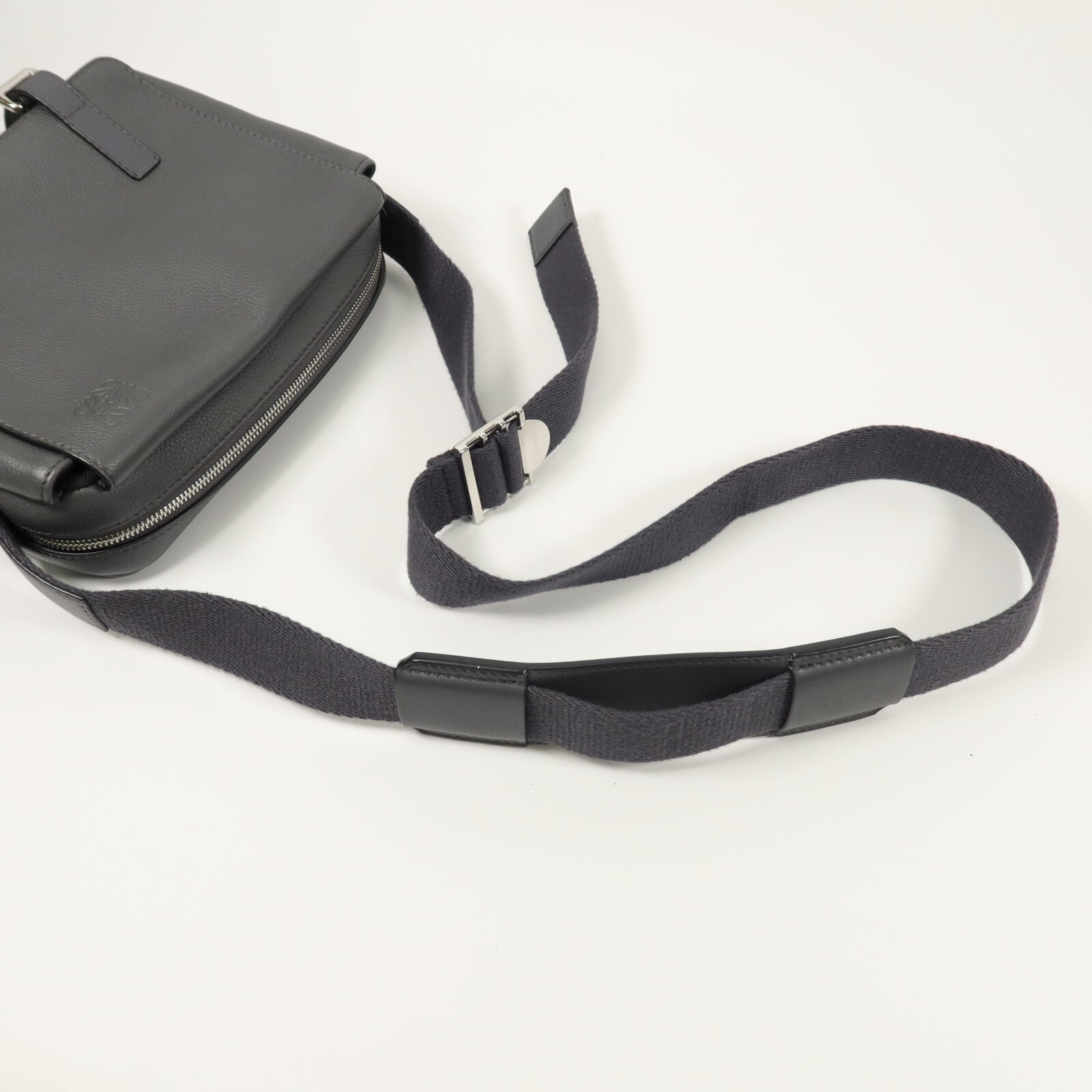 LOEWE 牛皮皮革Military Messenger XS肩背袋