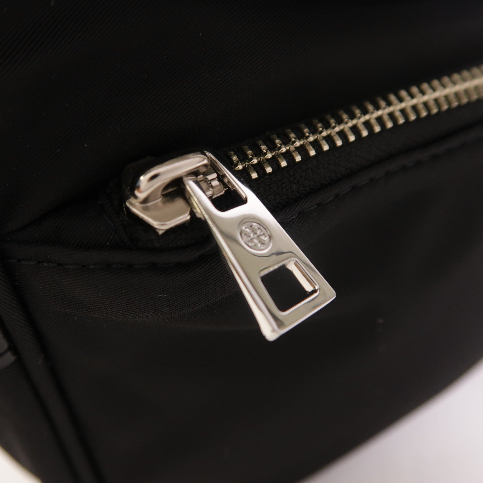 Tory Burch 尼龍Shoulder Bag銀扣肩背袋
