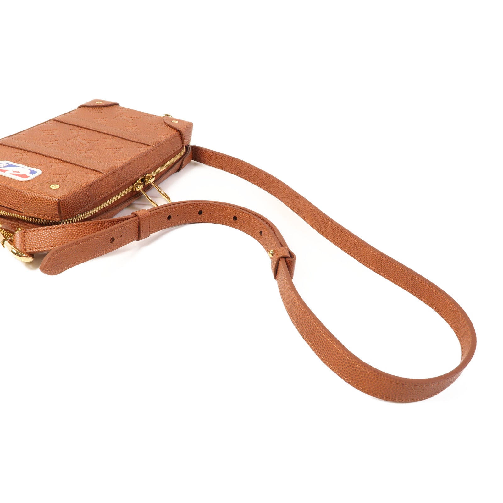 LOUIS VUITTON Monogram Taurillon LVxNBA Soft Trunk Wearable金扣肩背袋
