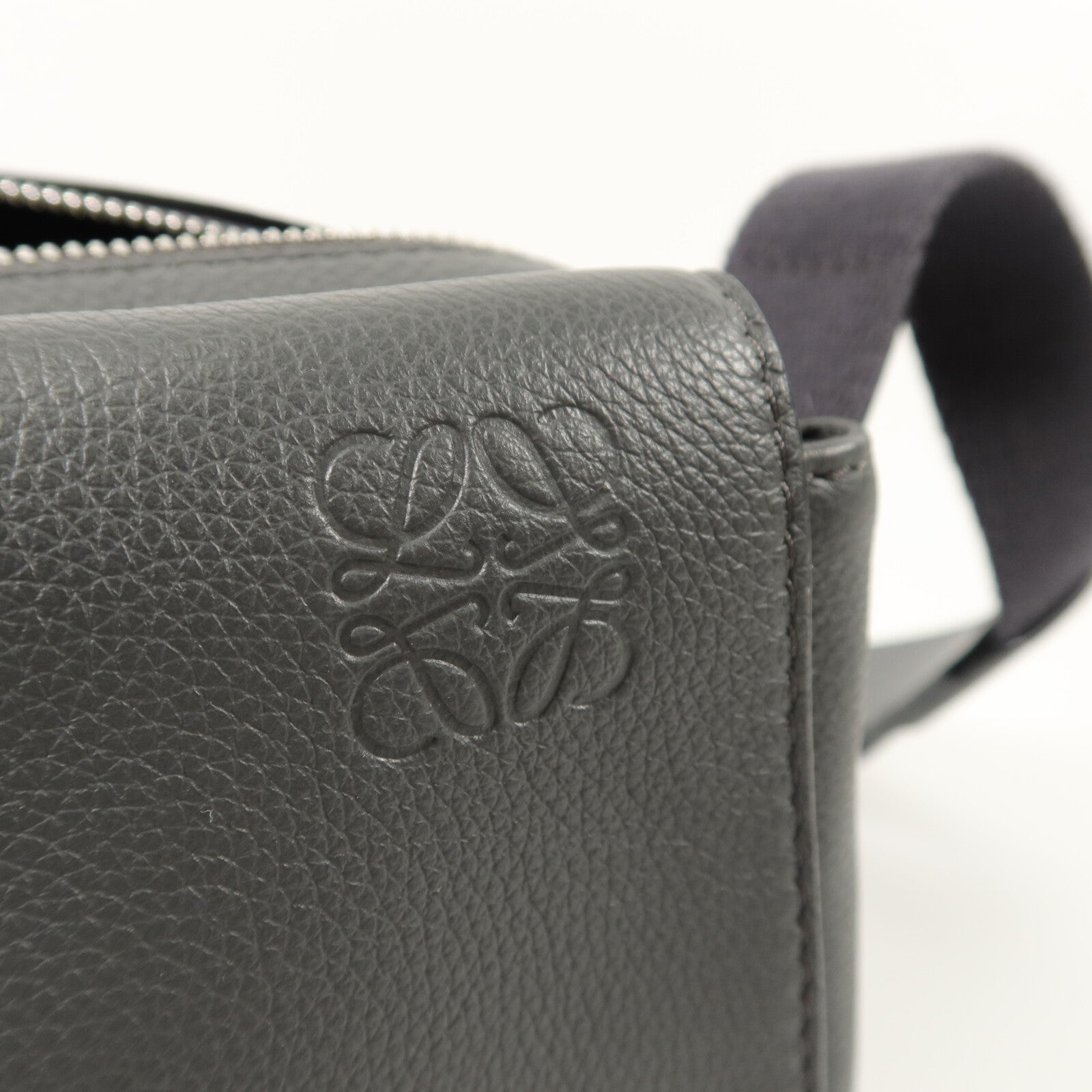 LOEWE 牛皮皮革Military Messenger XS肩背袋