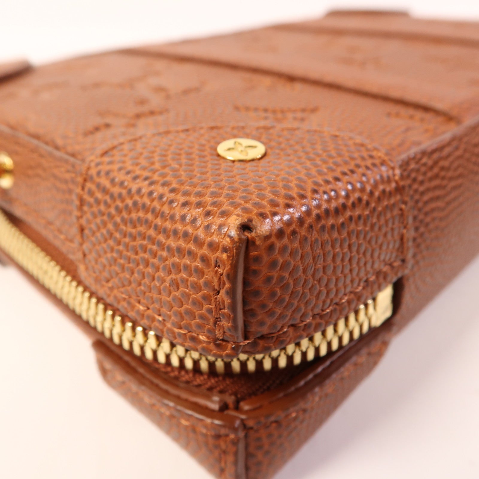 LOUIS VUITTON Monogram Taurillon LVxNBA Soft Trunk Wearable金扣肩背袋