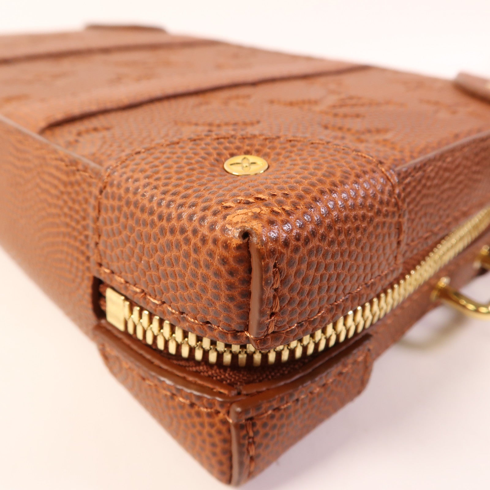 LOUIS VUITTON Monogram Taurillon LVxNBA Soft Trunk Wearable金扣肩背袋